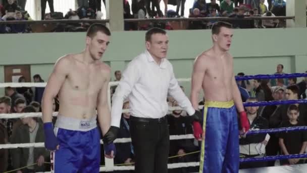 Kickbox. A bíró felemeli a kezét a győztesre. Kijevben. Ukrajna — Stock videók