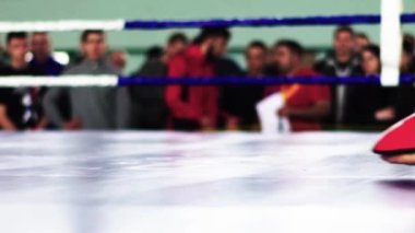 Kik boks. Dövüş sırasında boksör bacakları. Ayaklar. Yavaş çekim