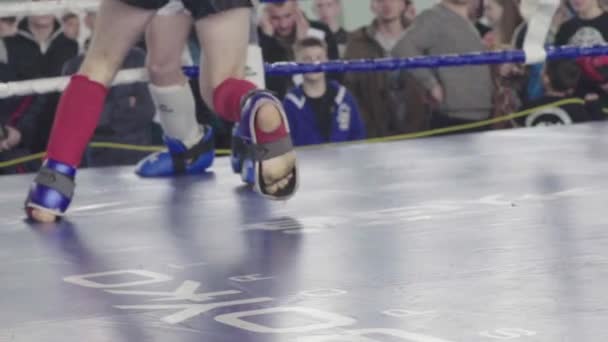 キックボクシングだ戦闘中にキックボクサーの足。足だスローモーション — ストック動画