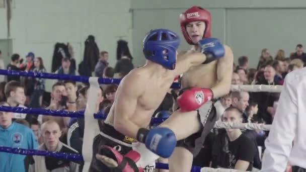 Kickboxing. La pelea en el ring. Competencia. Kiev. Ucrania. Movimiento lento — Vídeos de Stock