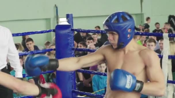 Kickboksen. Het gevecht in de ring. Wedstrijd. Kiev. Oekraïne. Langzame beweging — Stockvideo