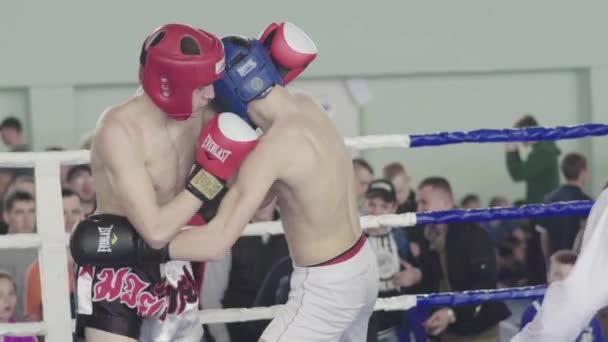 Kickbox. A harc a ringben. Verseny. Kijevben. Ukrajnában. Lassú mozgás. — Stock videók