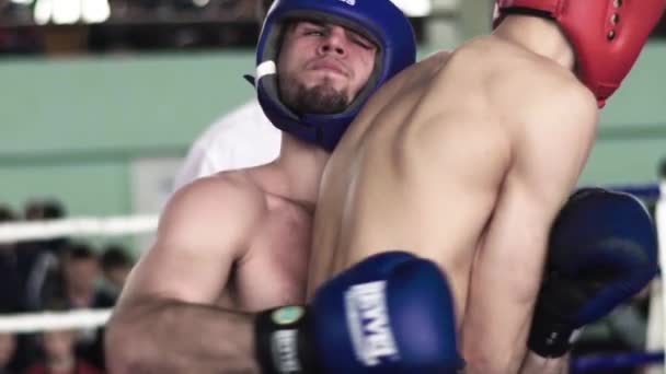 Kickbox. A harc a ringben. Verseny. Kijevben. Ukrajnában. Lassú mozgás. — Stock videók