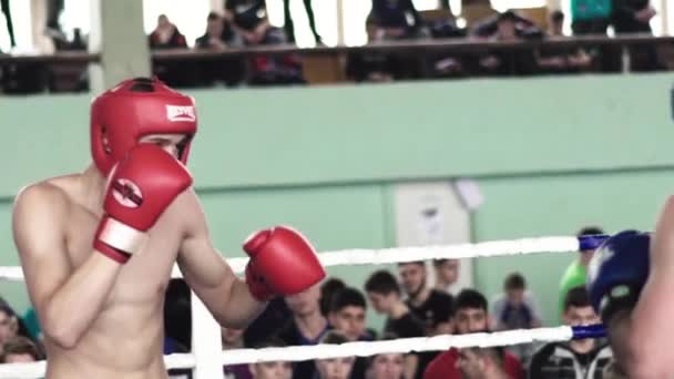 Kickboxing. La pelea en el ring. Competencia. Kiev. Ucrania. Movimiento lento — Vídeos de Stock