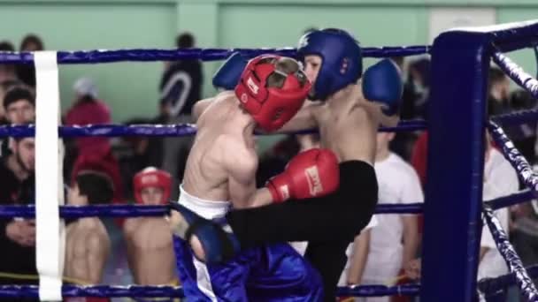 Kickboxning. Striden i ringen. Konkurrens. Kiev. Ukraina. Långsamma rörelser — Stockvideo