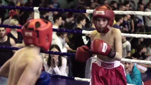 Kickboxing. A luta no ringue. Competição. Kiev. Ucrânia. Movimento lento — Vídeo de Stock