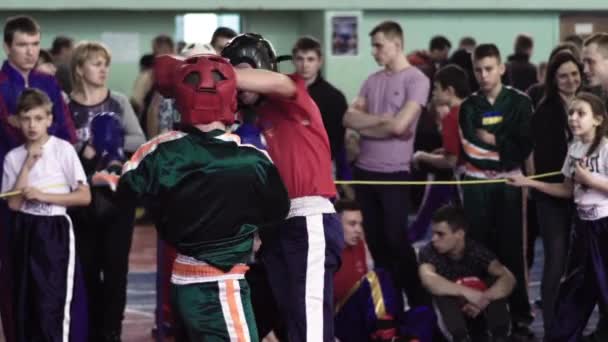 Kickboxing. La pelea en el ring. Competencia. Kiev. Ucrania. Movimiento lento — Vídeos de Stock