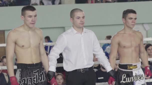 Kickboxing. El árbitro levanta la mano al ganador. Kiev. Ucrania. Movimiento lento — Vídeo de stock