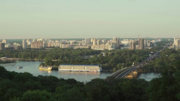 Río Dnipro en Kiev. Ucrania — Vídeos de Stock