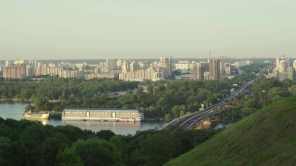 De rivier Dnipro in Kiev. Oekraïne — Stockvideo