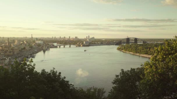 Río Dnipro en Kiev. Ucrania — Vídeos de Stock