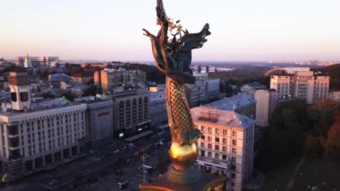 Bağımsızlık Meydanı. Meydan. Anıt. Havadan. Kyiv. Ukrayna.