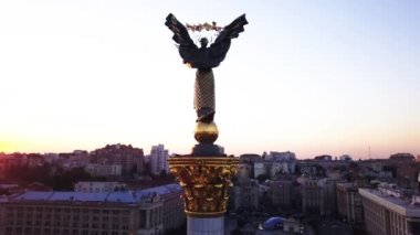 Bağımsızlık Meydanı. Meydan. Anıt. Havadan. Kyiv. Ukrayna.
