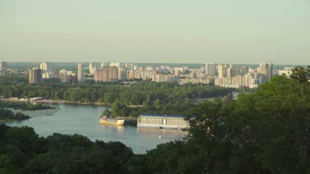 Río Dnipro en Kiev. Ucrania — Vídeos de Stock