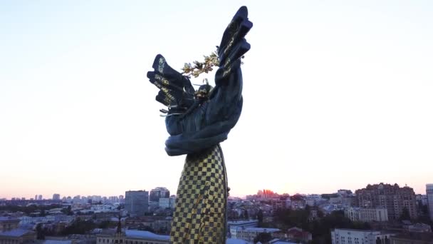 Självständighetstorget. Jungfru. Monument. Flygplan. Kiev. Ukraina. — Stockvideo