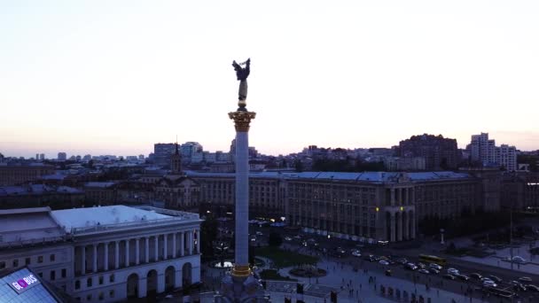 Självständighetstorget. Jungfru. Monument. Flygplan. Kiev. Ukraina. — Stockvideo