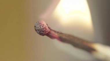 Bir kibrit yakıldı. Yakın plan. Makro. Yavaş çekim