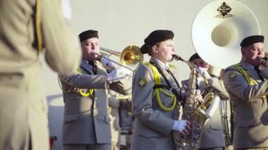 Askerler bir askeri bandoda müzik çalıyorlar.