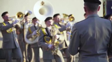 Askerler bir askeri bandoda müzik çalıyorlar.