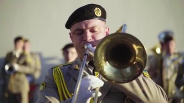 Askerler bir askeri bandoda müzik çalıyorlar.