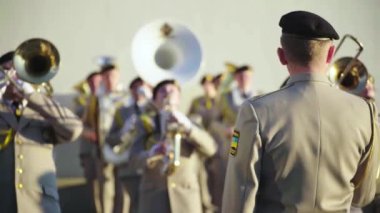 Askerler bir askeri bandoda müzik çalıyorlar.