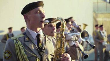 Askerler bir askeri bandoda müzik çalıyorlar.