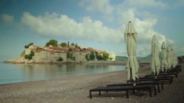 Sveti Stefan deniz kenarında bir turistik kasabadır. Karadağ. Zaman aşımı