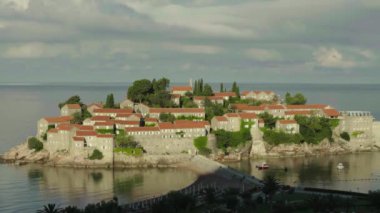Sveti Stefan deniz kenarında bir turistik kasabadır. Karadağ. Zaman aşımı