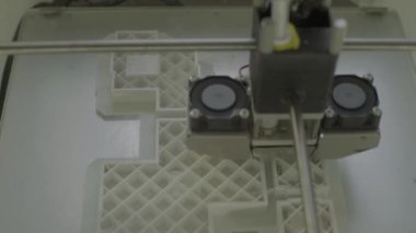 Yakın çekim yazdırma sırasında 3d yazıcı.