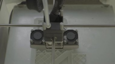 Yakın çekim yazdırma sırasında 3d yazıcı.