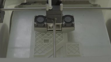 Yakın çekim yazdırma sırasında 3d yazıcı.