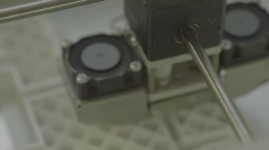 Yakın çekim yazdırma sırasında 3d yazıcı.