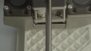 Yakın çekim yazdırma sırasında 3d yazıcı.