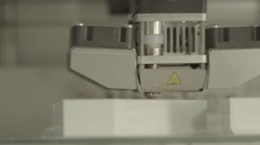Yakın çekim yazdırma sırasında 3d yazıcı.