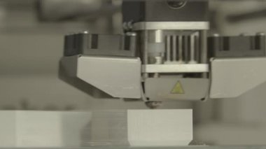 Yakın çekim yazdırma sırasında 3d yazıcı.