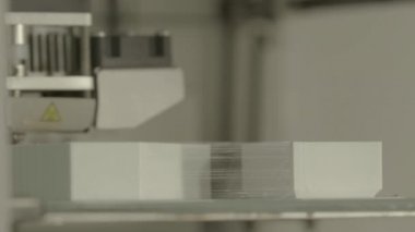 Yakın çekim yazdırma sırasında 3d yazıcı.
