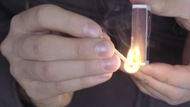 Een lucifer wordt in brand gestoken. Een close-up. Een Macro. Langzame beweging — Stockvideo