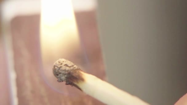 Een lucifer wordt in brand gestoken. Een close-up. Een Macro. Langzame beweging — Stockvideo