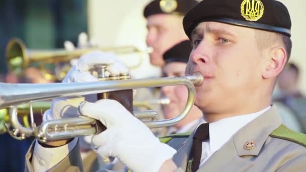 Músicos soldados tocam música em uma banda militar — Vídeo de Stock