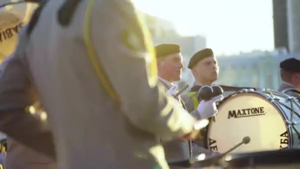 Солдатские музыканты играют музыку в военном оркестре — стоковое видео