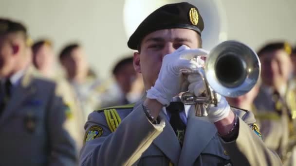 Солдатские музыканты играют музыку в военном оркестре — стоковое видео