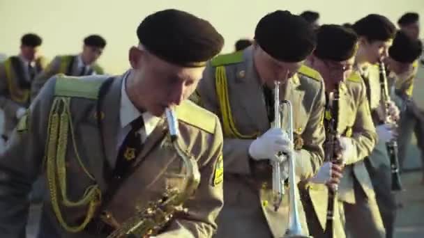 Soldatenmusiker musizieren in Militärkapelle — Stockvideo