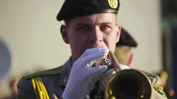 Músicos soldados tocam música em uma banda militar — Vídeo de Stock