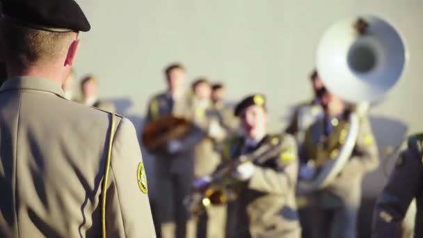 Músicos soldados tocam música em uma banda militar — Vídeo de Stock