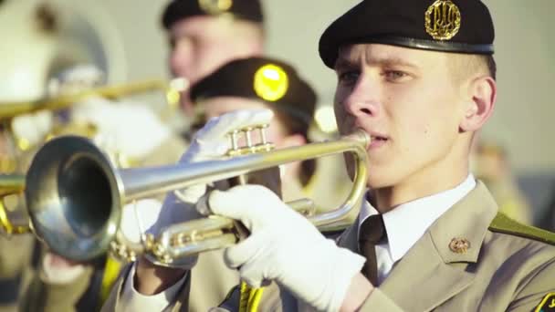 Soldaten musici spelen muziek in een militaire band — Stockvideo