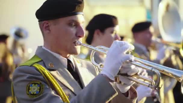 Музиканти - солдати грають музику у військовій групі. — стокове відео
