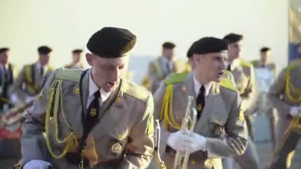 Vojáci hudebníci hrají hudbu ve vojenské kapele — Stock video