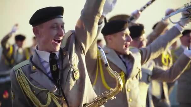 Músicos soldados tocam música em uma banda militar — Vídeo de Stock