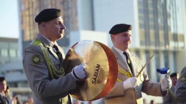 Soldiers musicians play music in a military band — Stock Video