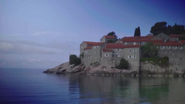 Sveti Stefan deniz kenarında bir turistik kasabadır. Karadağ. Zaman aşımı — Stok video